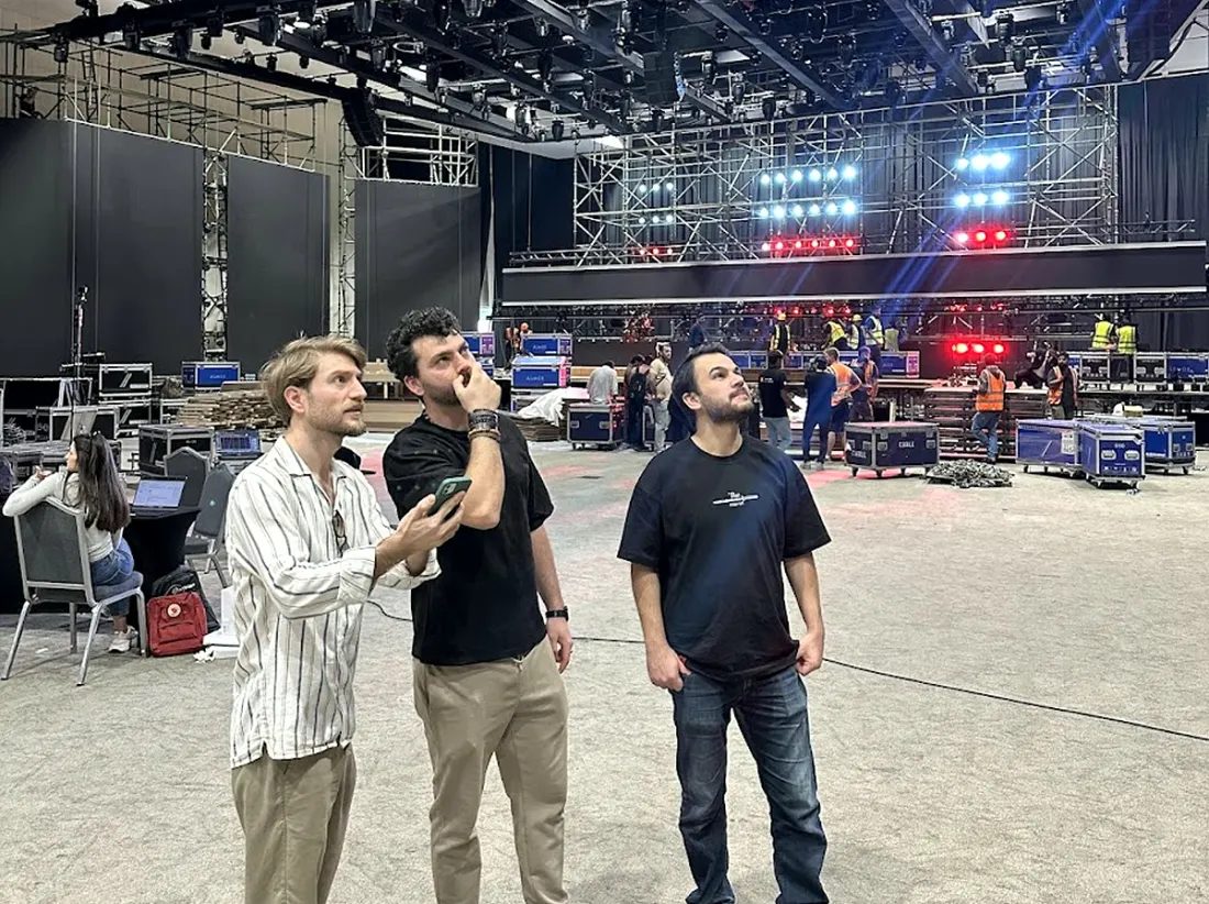 El equipo de Activation King en el sitio durante un gran montaje en vivo