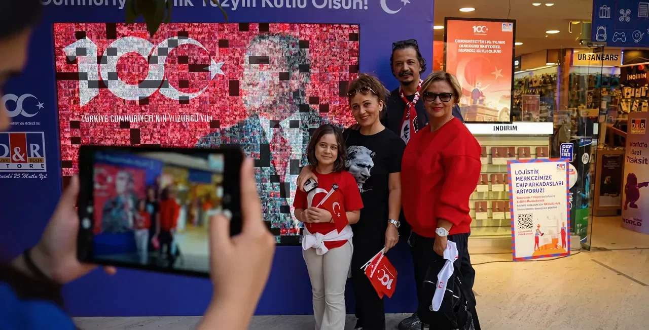 Um mosaico de fotos com milhares de fotos de convidados a formar uma grande imagem num evento