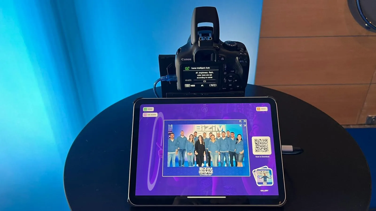 Diagrama mostrando um iPad conectado a uma câmera DSLR e um computador conectado a uma impressora