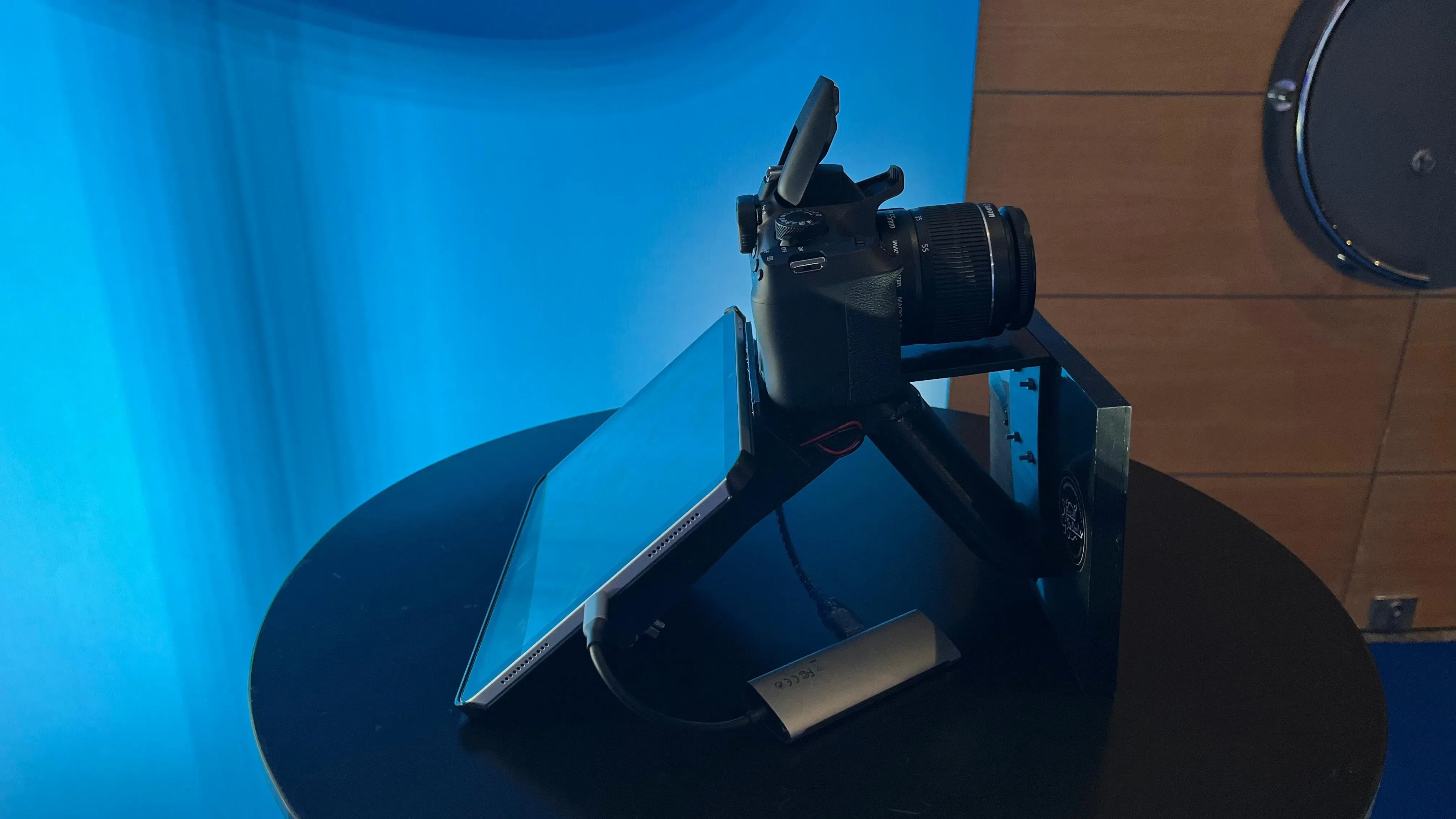 Configuração física mostrando uma câmera DSLR conectada a um iPad via adaptador USB