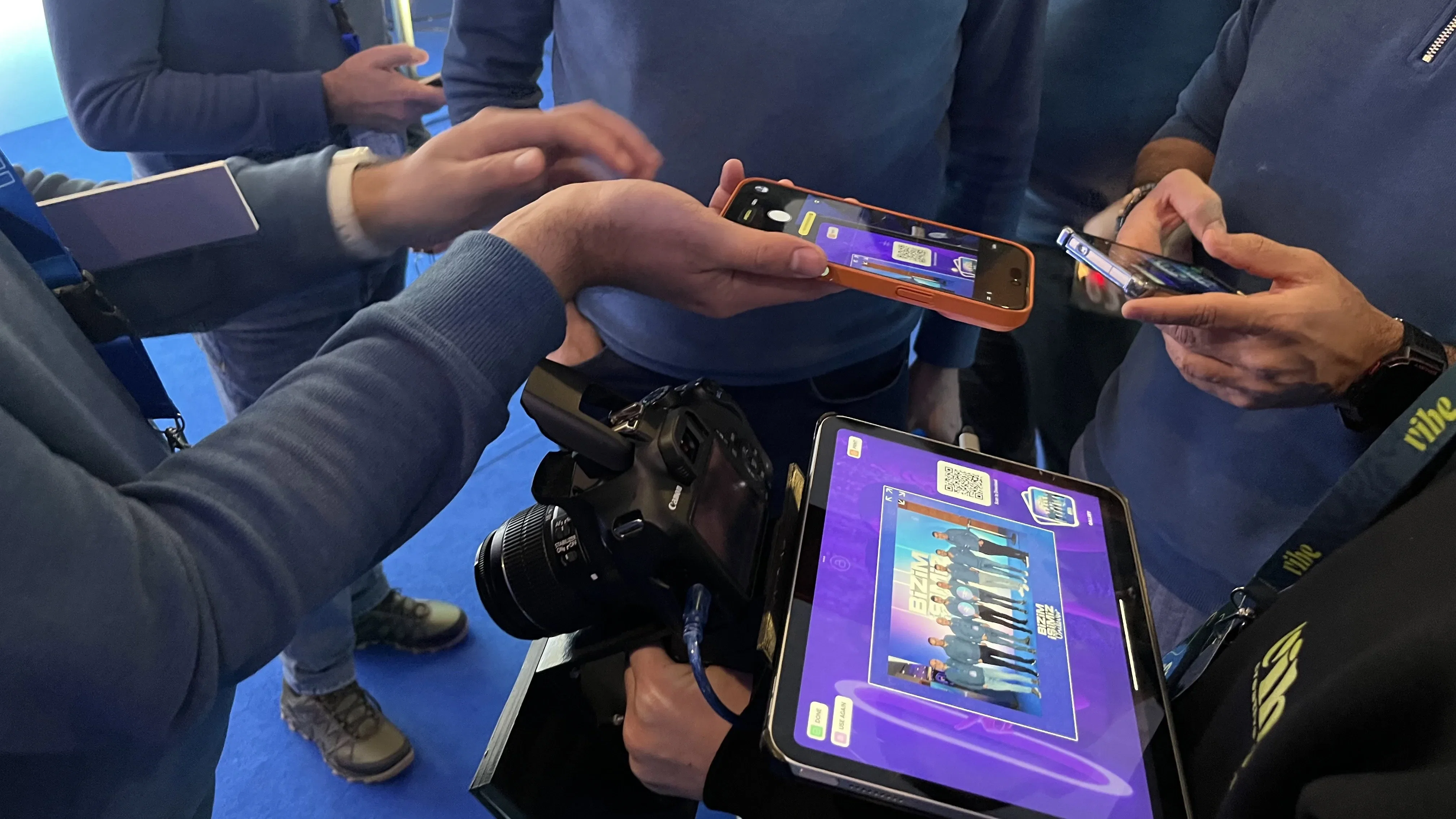 Conceito de modelo de suporte 3D mostrando tablet e câmera DSLR montados juntos com identidade visual